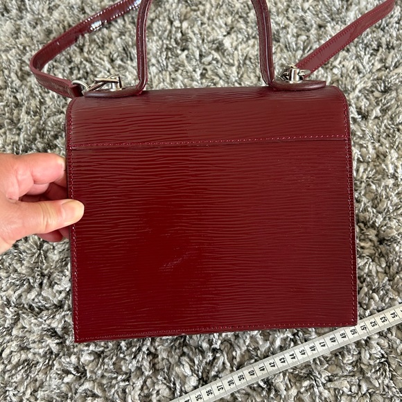 Beautiful burgundy small crossbody. It’s NOT AUTHENTIC🤗 - Picture 4 of 11